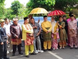 Ramai Dikerubuti Media, Erzaldi Rosman Bersiap Menuju Acara di Manggar Bersama Yuri Kemal