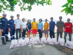 PT Timah Serahkan Bantuan Paket  Sembako untuk Warga Terdampak Banjir di Desa Lumut