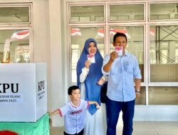 Optimis Menang, Fery Didampingi Istri Coblos di TPS 2 Bukit Betung