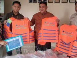 Dukung Keselamatan Nelayan, PT TIMAH Tbk Salurkan Puluhan Life Jacket di Karimun