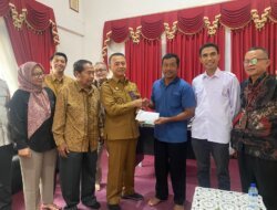 Wabup Bangka Salurkan Bantuan Pendidikan Saat Kunjungan ke Institut Pahlawan 12