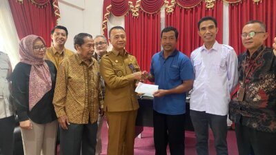 Wabup Bangka Salurkan Bantuan Pendidikan Saat Kunjungan ke Institut Pahlawan 12
