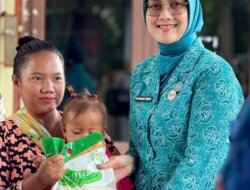 Ketua TP PKK Noni Hidayat Serahkan Bantuan Beras ke Warga Tanjung Gunung dan Kelurahan Sinar Bulan