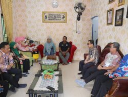 Empati dan Kebersamaan Berlanjut, Pj Sekda Fery Serahkan Tali Asih ASN Peduli Babel ke Istri Alm. Raju