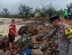 Geger, Warga Sebagin Temukan Mayat Mengenakan Seragam Teknisi Biru Tergeletak di Karang Pantai