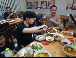 Momen Hangat Willie Salim Ajak Dua Adik Angkat Buka Puasa Perdana di Pondok Ifong Jakarta