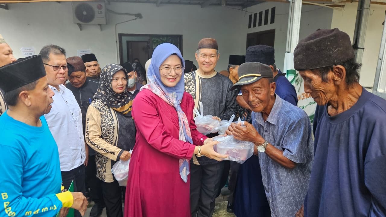 Wawako Dessy Serahkan Langsung Daging dan Minuman ke 500 Mustahik dari Baznas Pangkalpinang