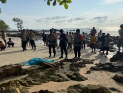 BREAKING NEWS : Tim SAR Brimob Polda Babel Evakuasi Temuan Mayat Tanpa Identitas Di Pantai Kepala Dua Desa Tanjung Gunung