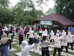 Di Bawah Rindangnya Pepohonan, PT TIMAH Ajak Masyarakat Hidup Sehat Lewat Senam Bersama